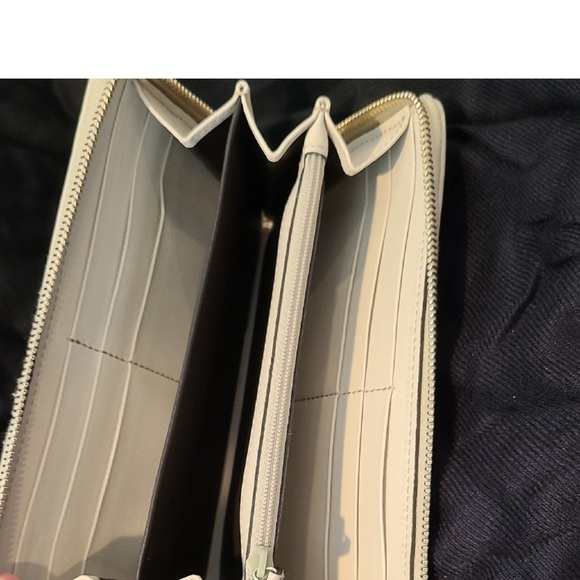 Gucci Gray Embossed Wallet - Picture 4 of 9